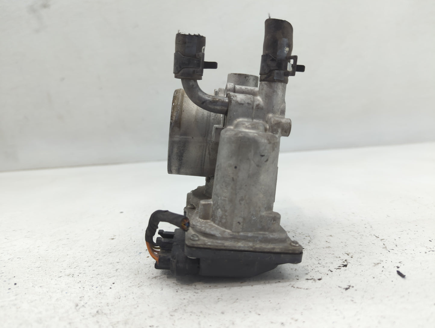 2012-2019 Kia Soul Throttle Body P/N:35100-2B300 Fits Fits 2012 2013 2014 2015 2016 2017 2018 2019 OEM Used Auto Parts - Oem