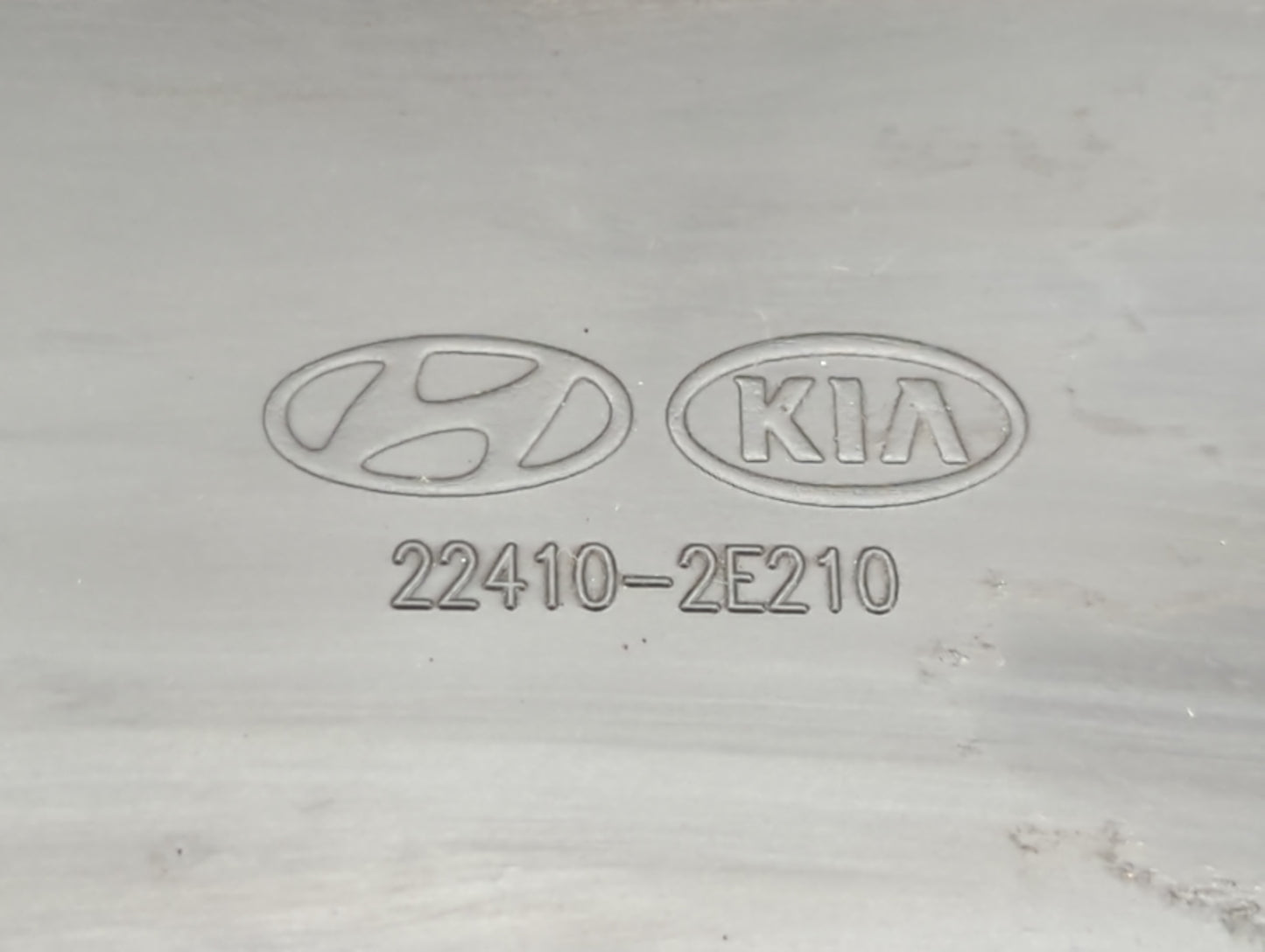 2014 Kia Soul Driver Left Cylinder Head Valve Cover P/N:22410-2E210 Fits OEM Used Auto Parts - Oemusedautoparts1.com