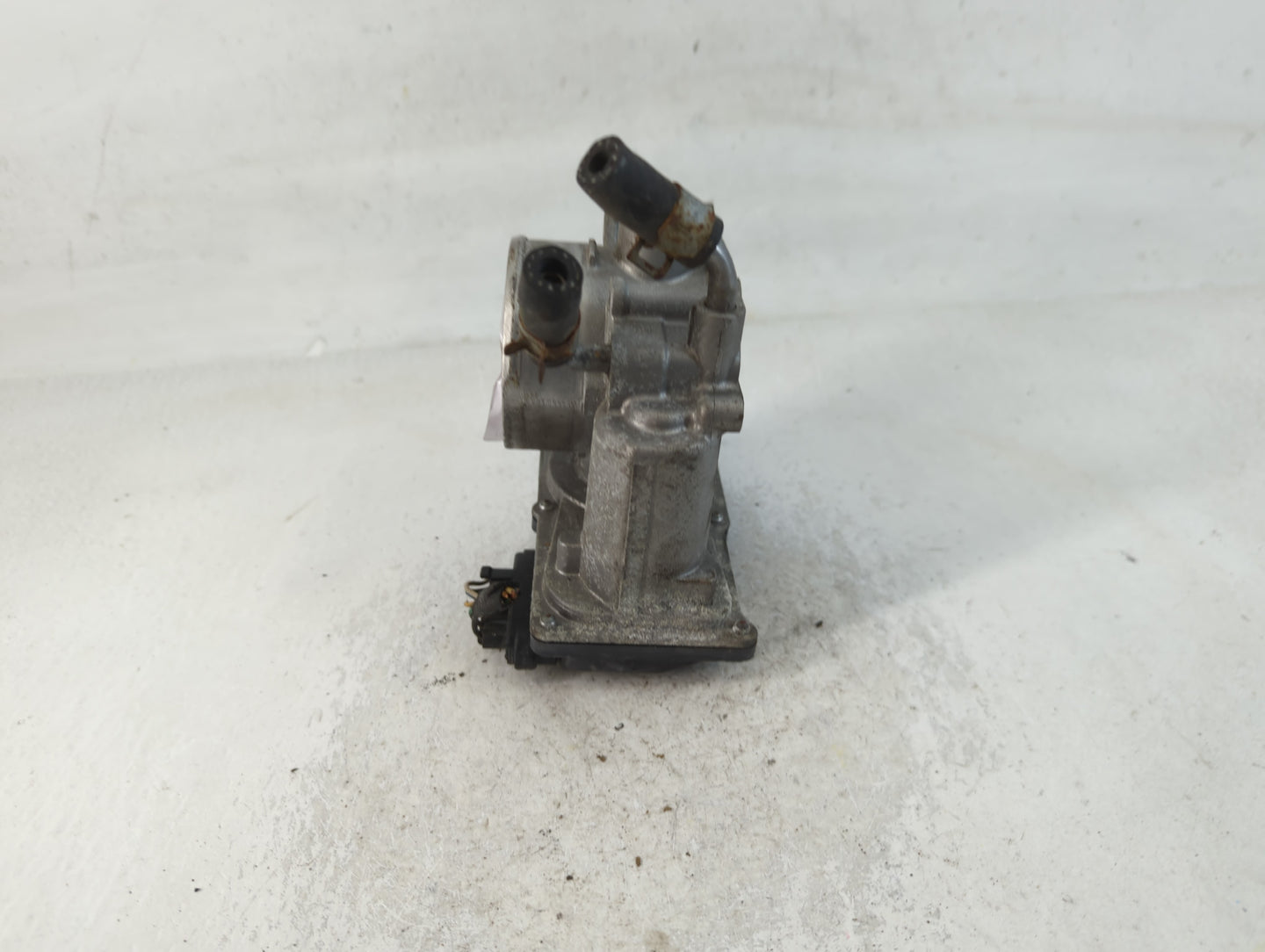 2012-2019 Kia Soul Throttle Body P/N:35100-2E000 Fits Fits 2012 2013 2014 2015 2016 2017 2018 2019 OEM Used Auto Parts - Oem