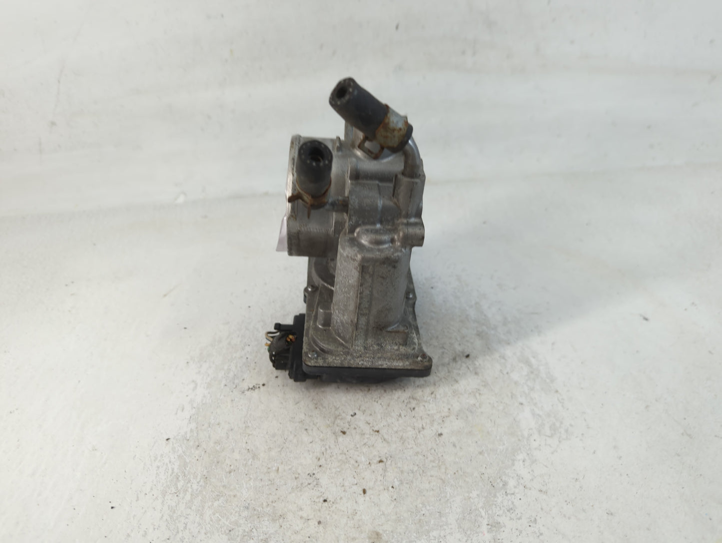 2012-2019 Kia Soul Throttle Body P/N:35100-2E000 Fits Fits 2012 2013 2014 2015 2016 2017 2018 2019 OEM Used Auto Parts - Oem