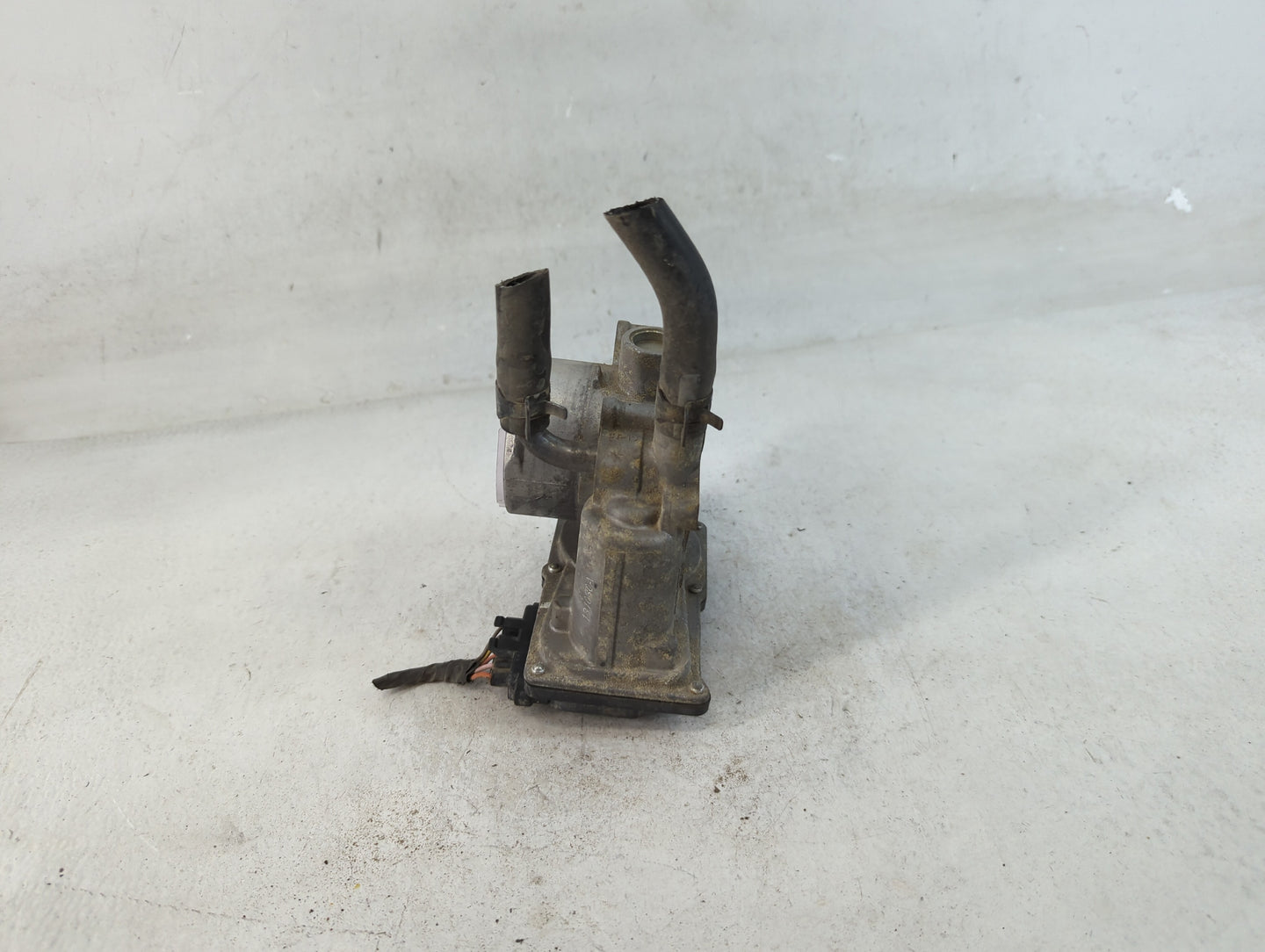 2012-2019 Kia Soul Throttle Body P/N:35100-2B300 Fits Fits 2012 2013 2014 2015 2016 2017 2018 2019 OEM Used Auto Parts - Oem