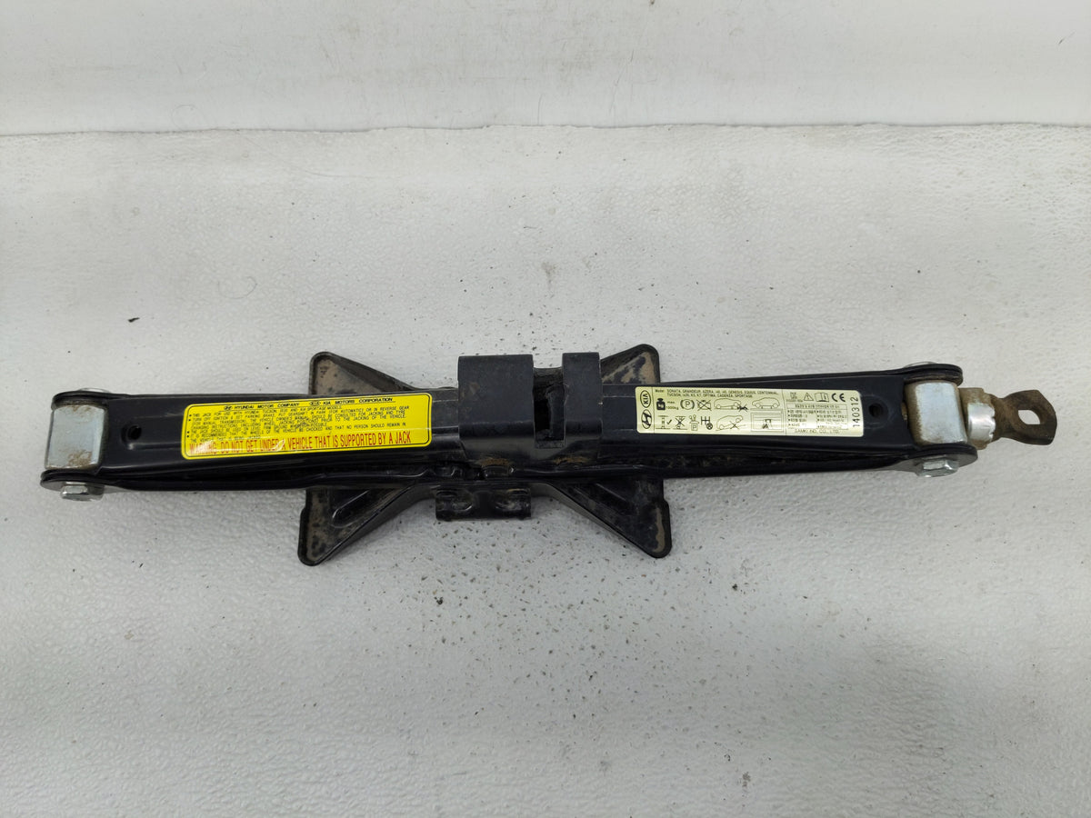2014 Kia Sportage Spare Scissor Car Jack - Oemusedautoparts1.com