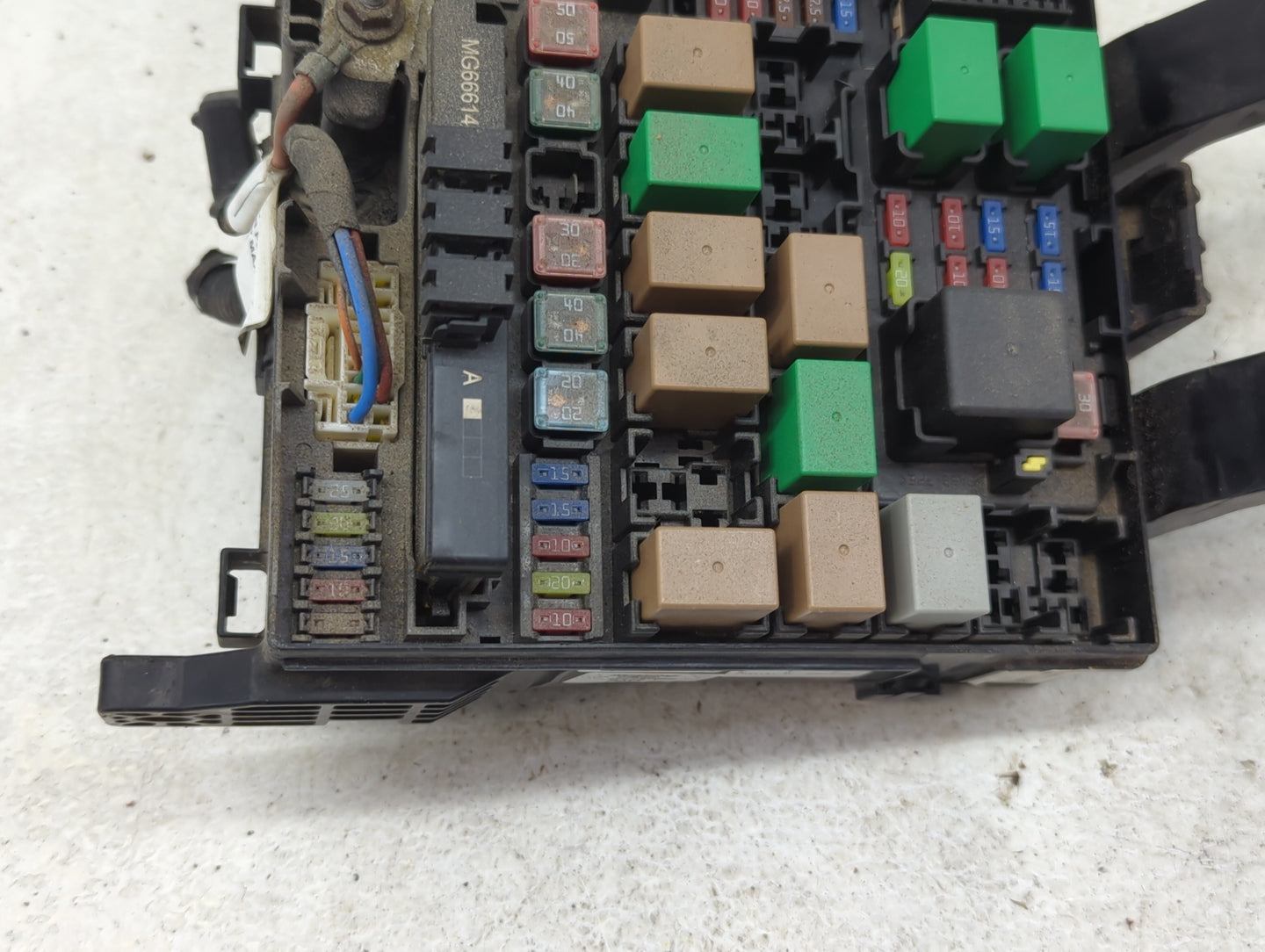 2014-2016 Kia Sportage Fusebox Fuse Box Panel Relay Module P/N:913633W070 Fits Fits 2014 2015 2016 OEM Used Auto Parts - Oem