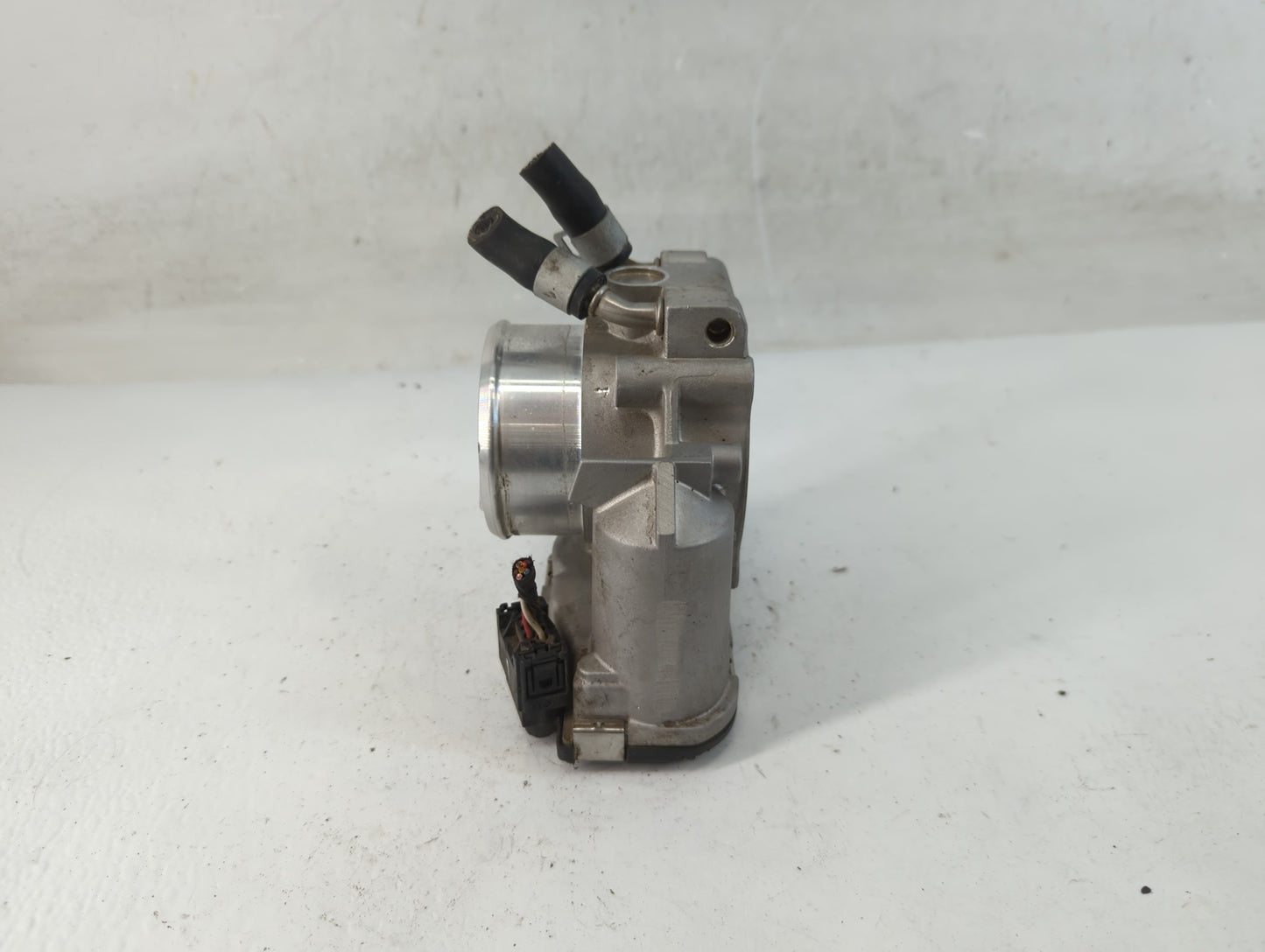 2011-2016 Kia Sportage Throttle Body P/N:35100-2G710 Fits Fits 2011 2012 2013 2014 2015 2016 OEM Used Auto Parts - Oemusedau
