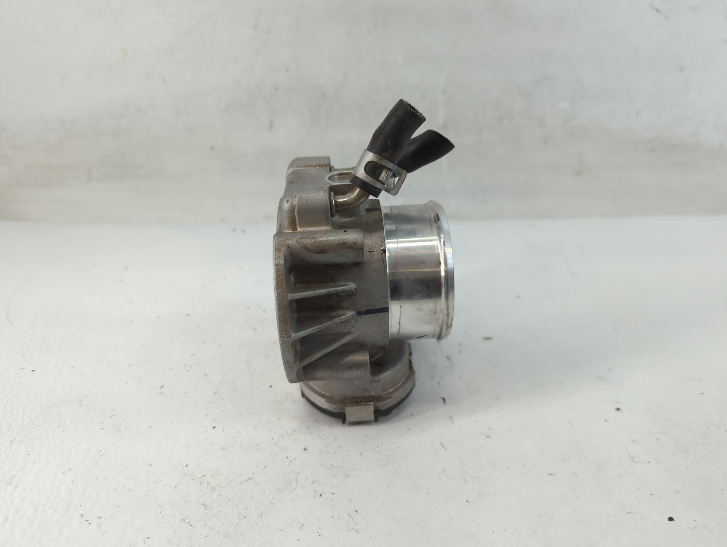 2011-2016 Kia Sportage Throttle Body P/N:35100-2G710 Fits Fits 2011 2012 2013 2014 2015 2016 OEM Used Auto Parts - Oemusedau