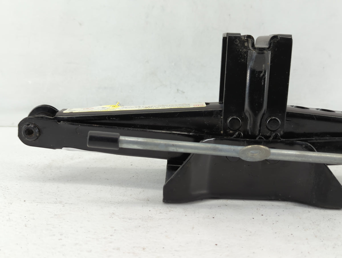 2014 Land Rover Range Rover Evoque Spare Scissor Car Jack - Oemusedautoparts1.com