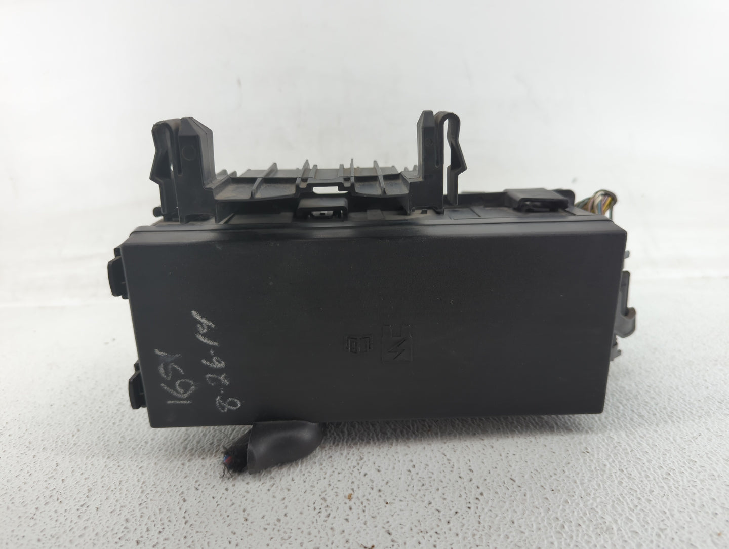 2013-2016 Lincoln Mks Fusebox Fuse Box Panel Relay Module P/N:DG1T-14A003-BA Fits Fits 2013 2014 2015 2016 OEM Used Auto Par
