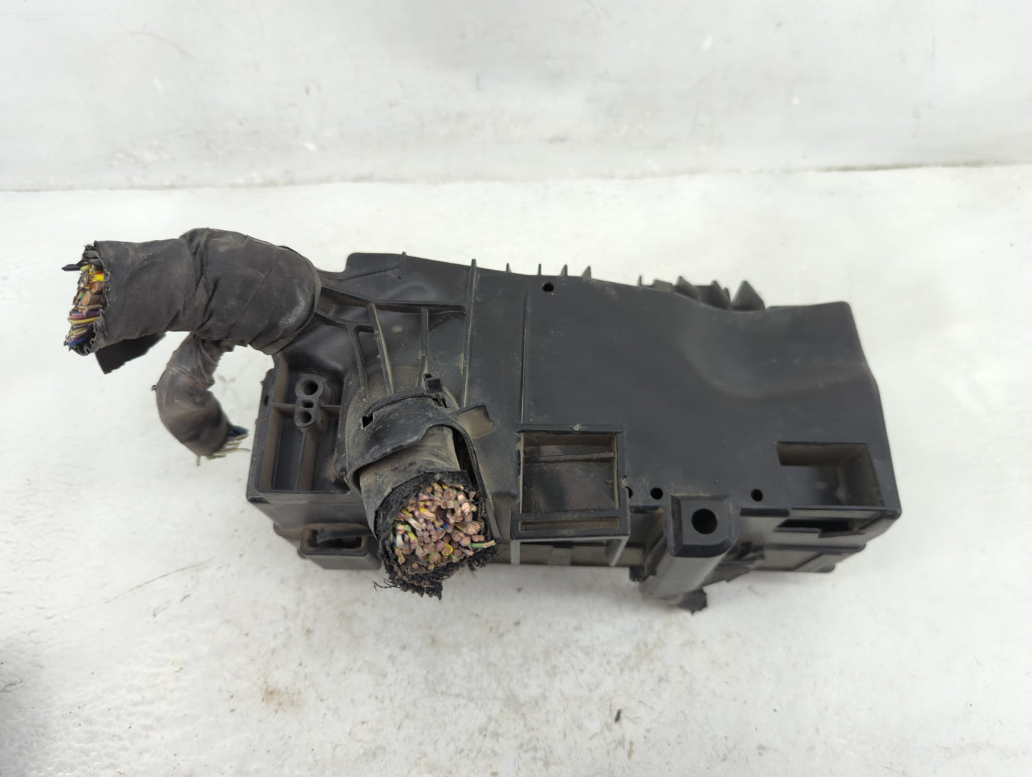2013-2016 Lincoln Mkt Fusebox Fuse Box Panel Relay Module P/N:DG1T-14A003-BA Fits Fits 2013 2014 2015 2016 OEM Used Auto Par