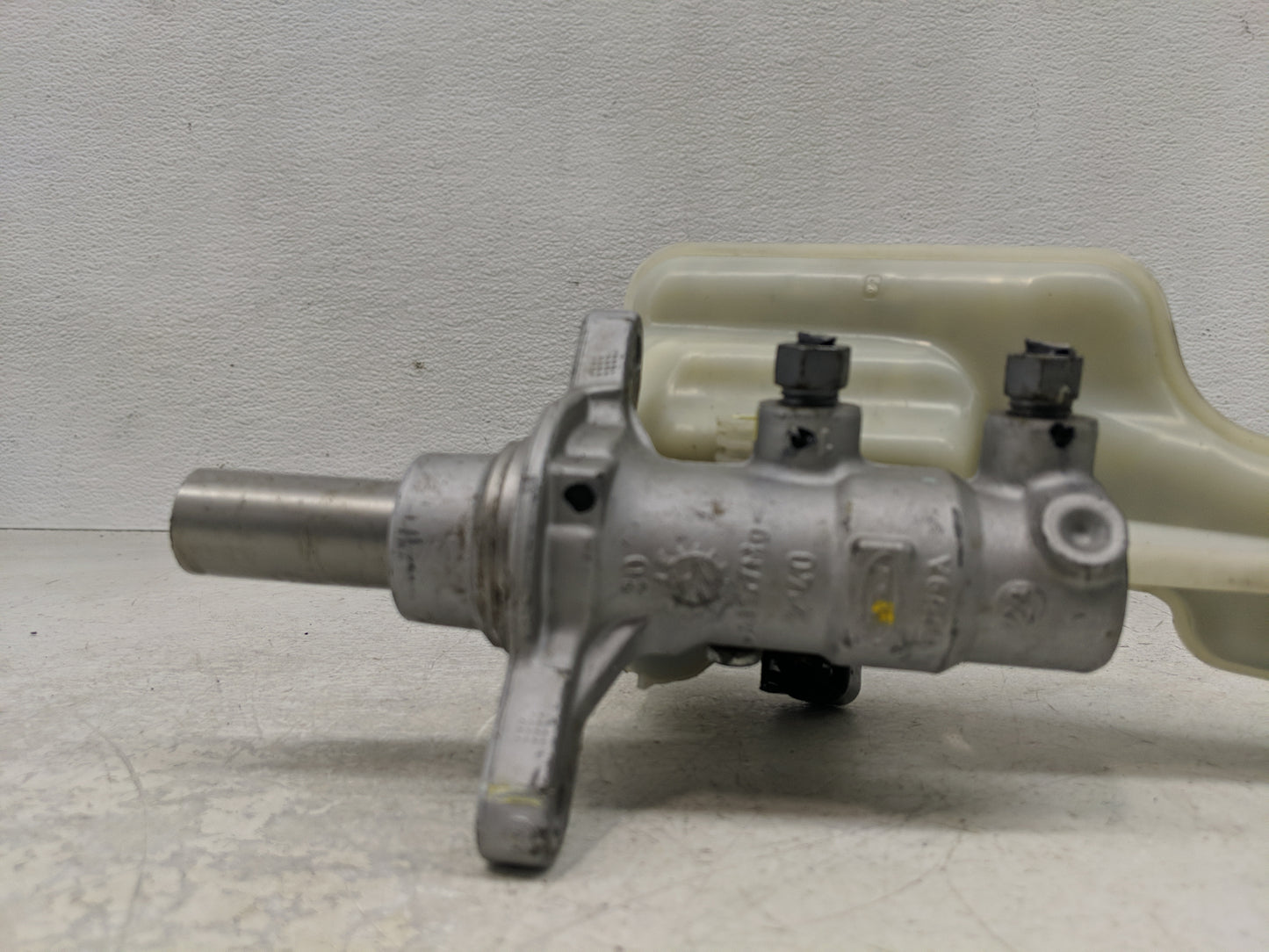 2013-2016 Lincoln Mkz Brake Master Cylinder - Oemusedautoparts1.com