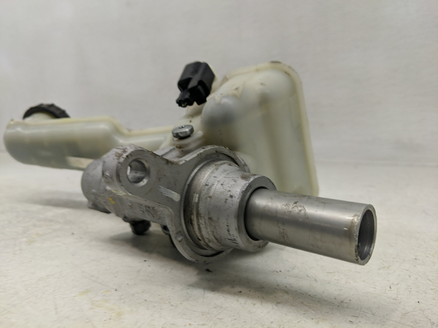 2013-2016 Lincoln Mkz Brake Master Cylinder - Oemusedautoparts1.com
