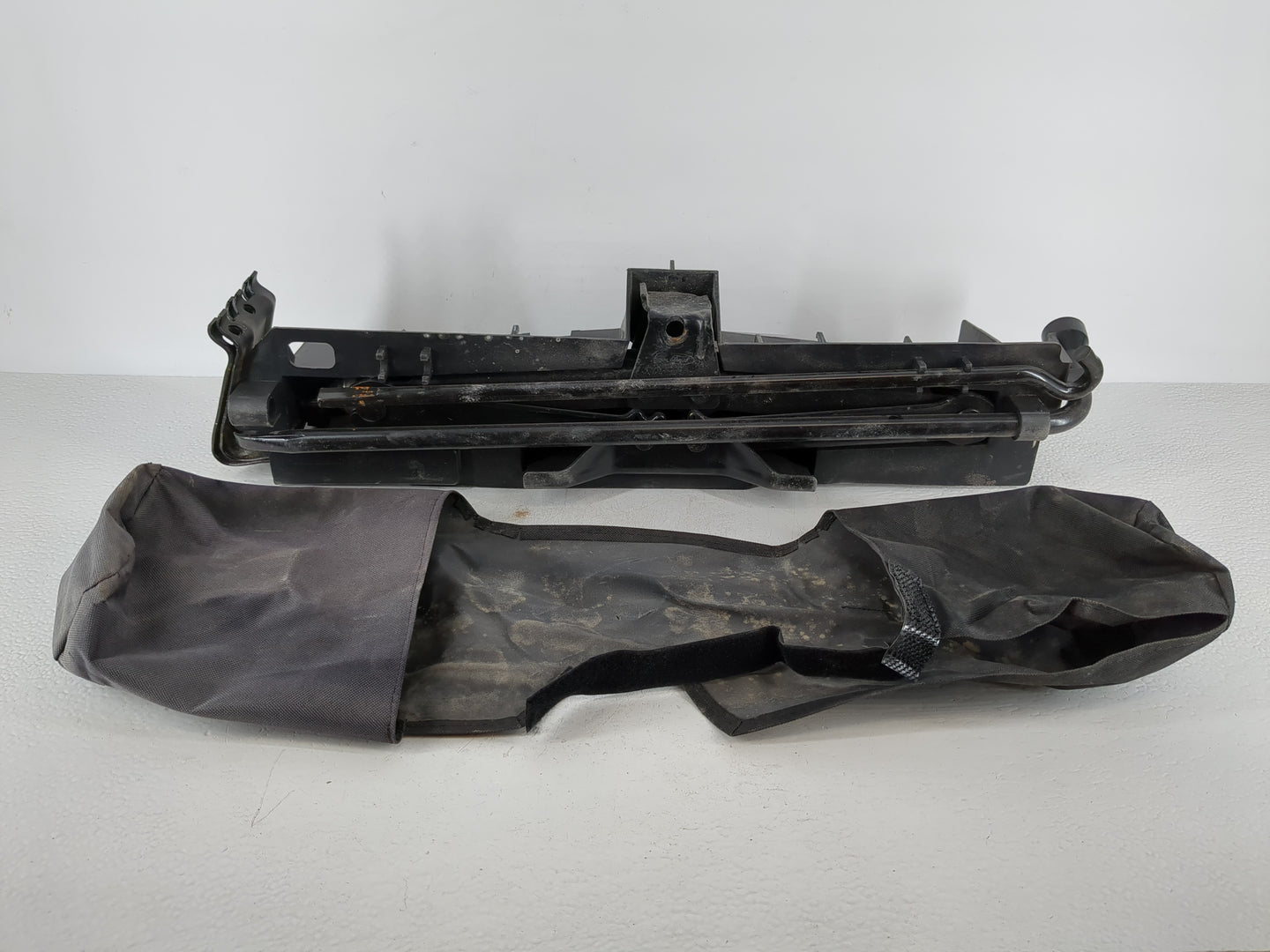2014 Lincoln Navigator Spare Scissor Car Jack - Oemusedautoparts1.com