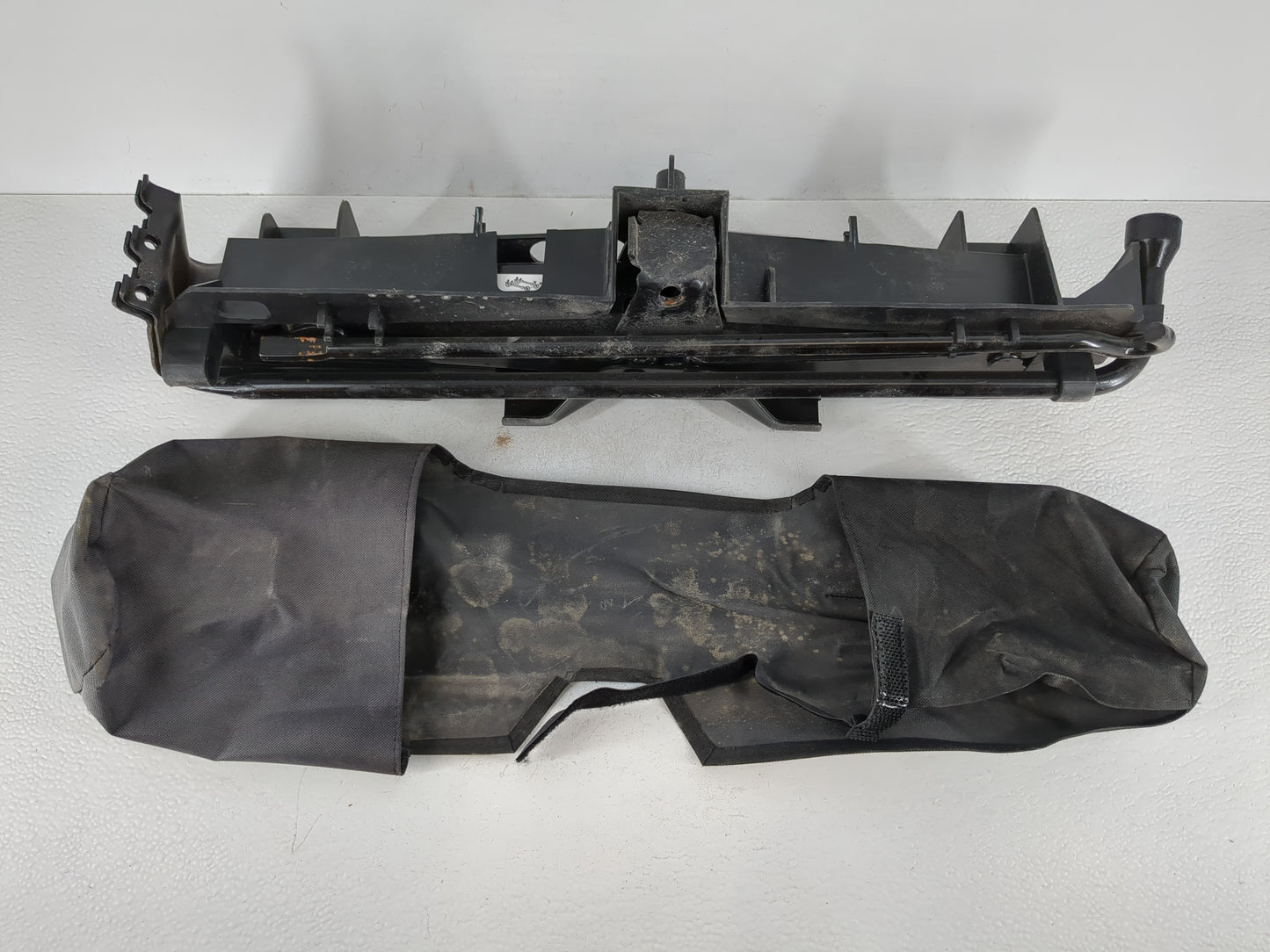 2014 Lincoln Navigator Spare Scissor Car Jack - Oemusedautoparts1.com
