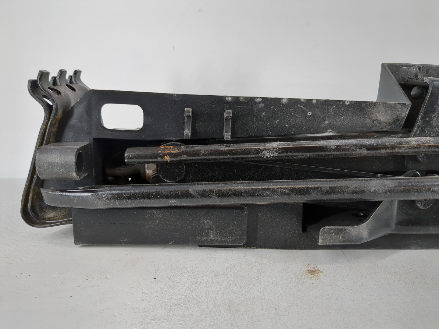 2014 Lincoln Navigator Spare Scissor Car Jack - Oemusedautoparts1.com