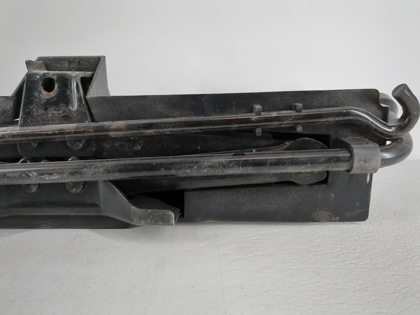 2014 Lincoln Navigator Spare Scissor Car Jack - Oemusedautoparts1.com