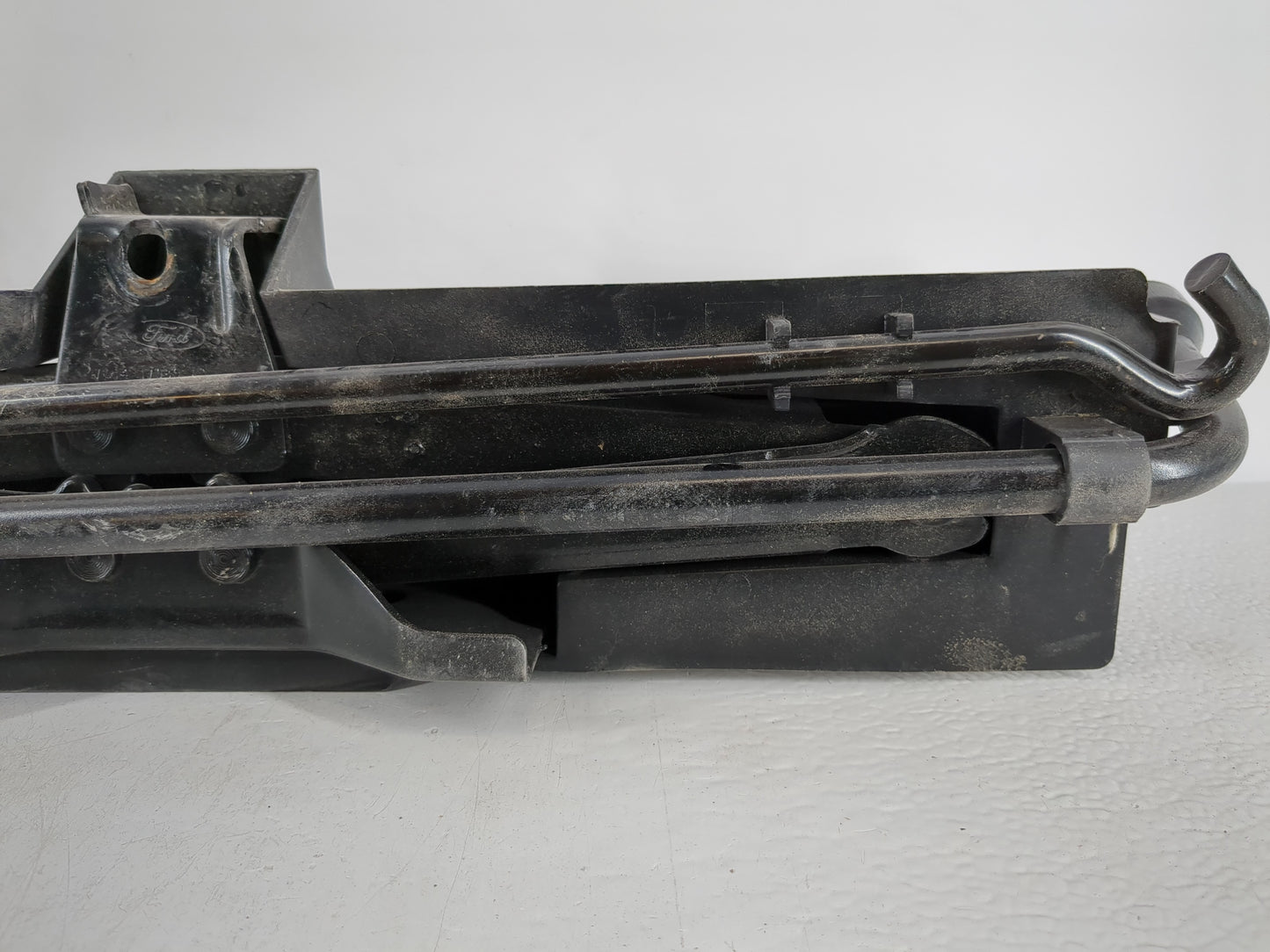 2014 Lincoln Navigator Spare Scissor Car Jack - Oemusedautoparts1.com