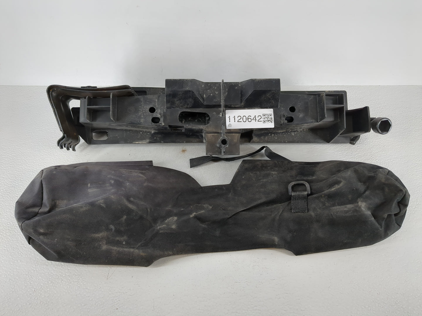 2014 Lincoln Navigator Spare Scissor Car Jack - Oemusedautoparts1.com