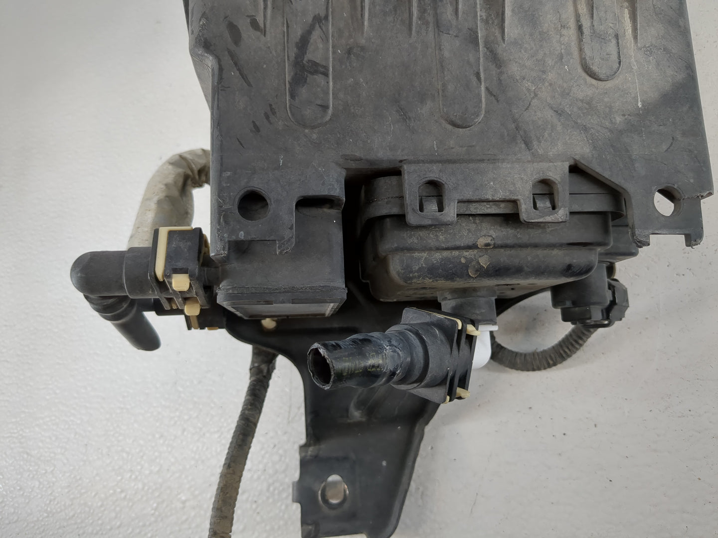 2014 Lincoln Navigator Fuel Vapor Charcoal Canister - Oemusedautoparts1.com