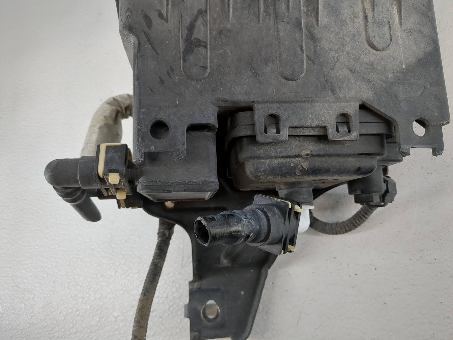 2014 Lincoln Navigator Fuel Vapor Charcoal Canister - Oemusedautoparts1.com