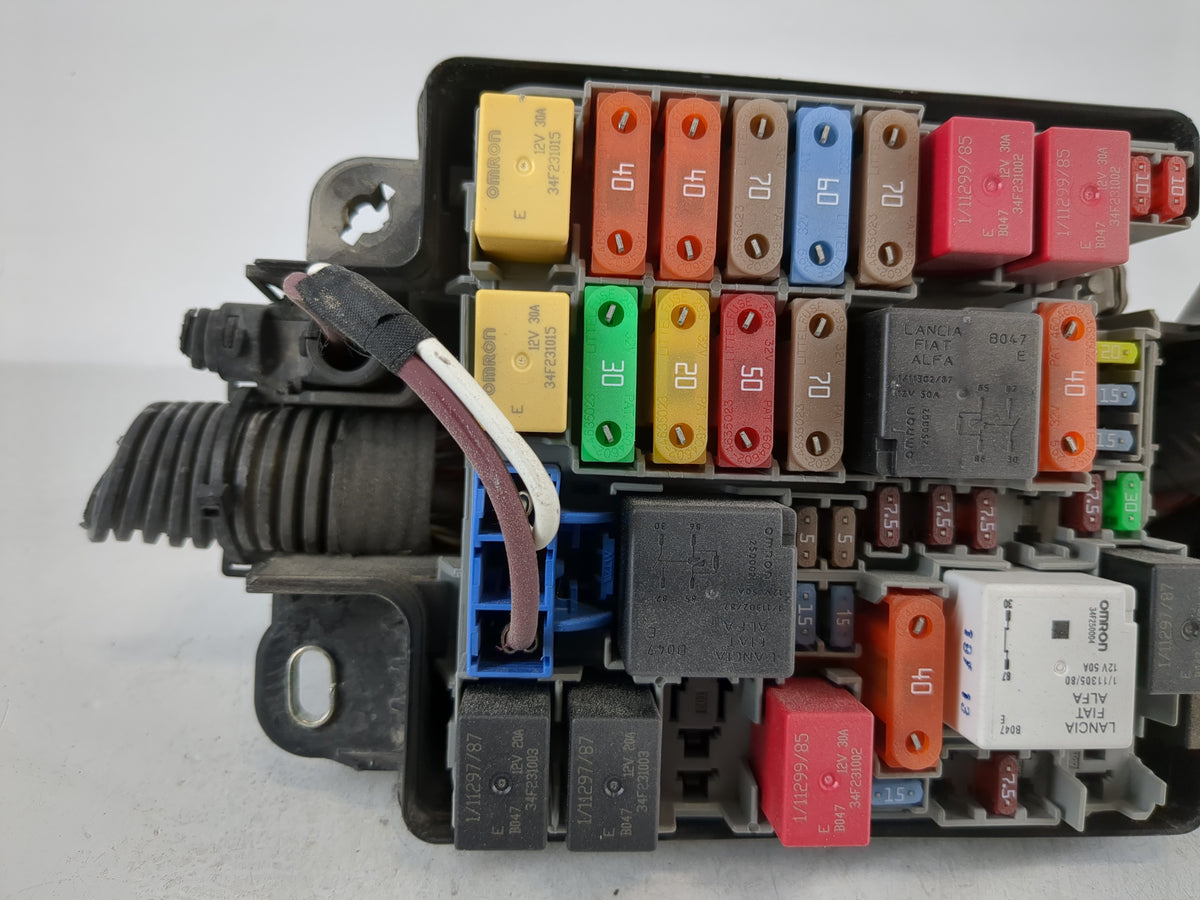 2014 Mercedes-Benz 500 K Fusebox Fuse Box Panel Relay Module P/N:51890355 Fits Fits 2012 2013 2015 2016 2017 OEM Used Auto P