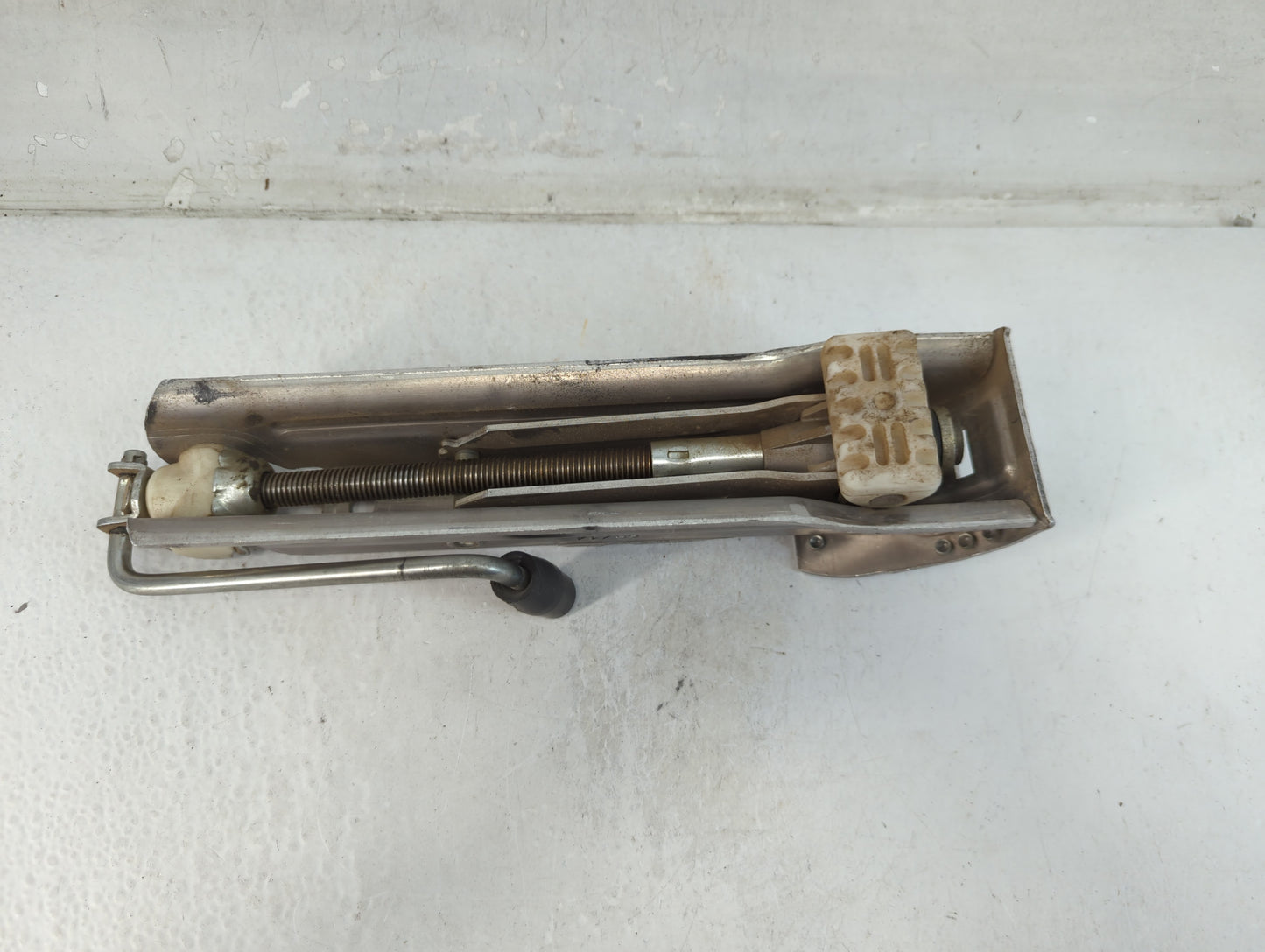 2014 Mercedes-benz C250 Spare Scissor Car Jack - Oemusedautoparts1.com