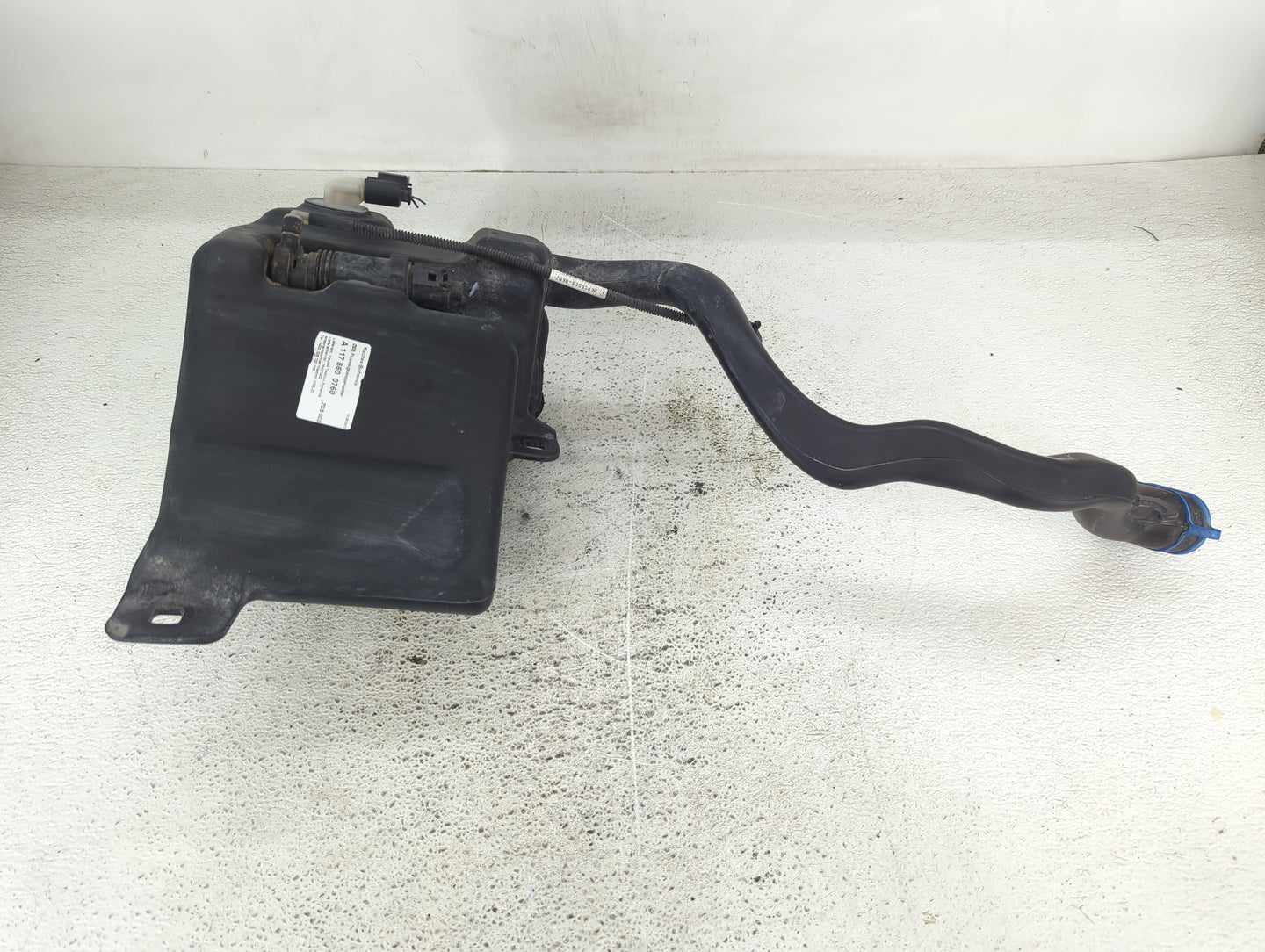 2014 Mercedes-benz Cla250 Windshield Washer Fluid Reservoir Bottle Oem - Oemusedautoparts1.com