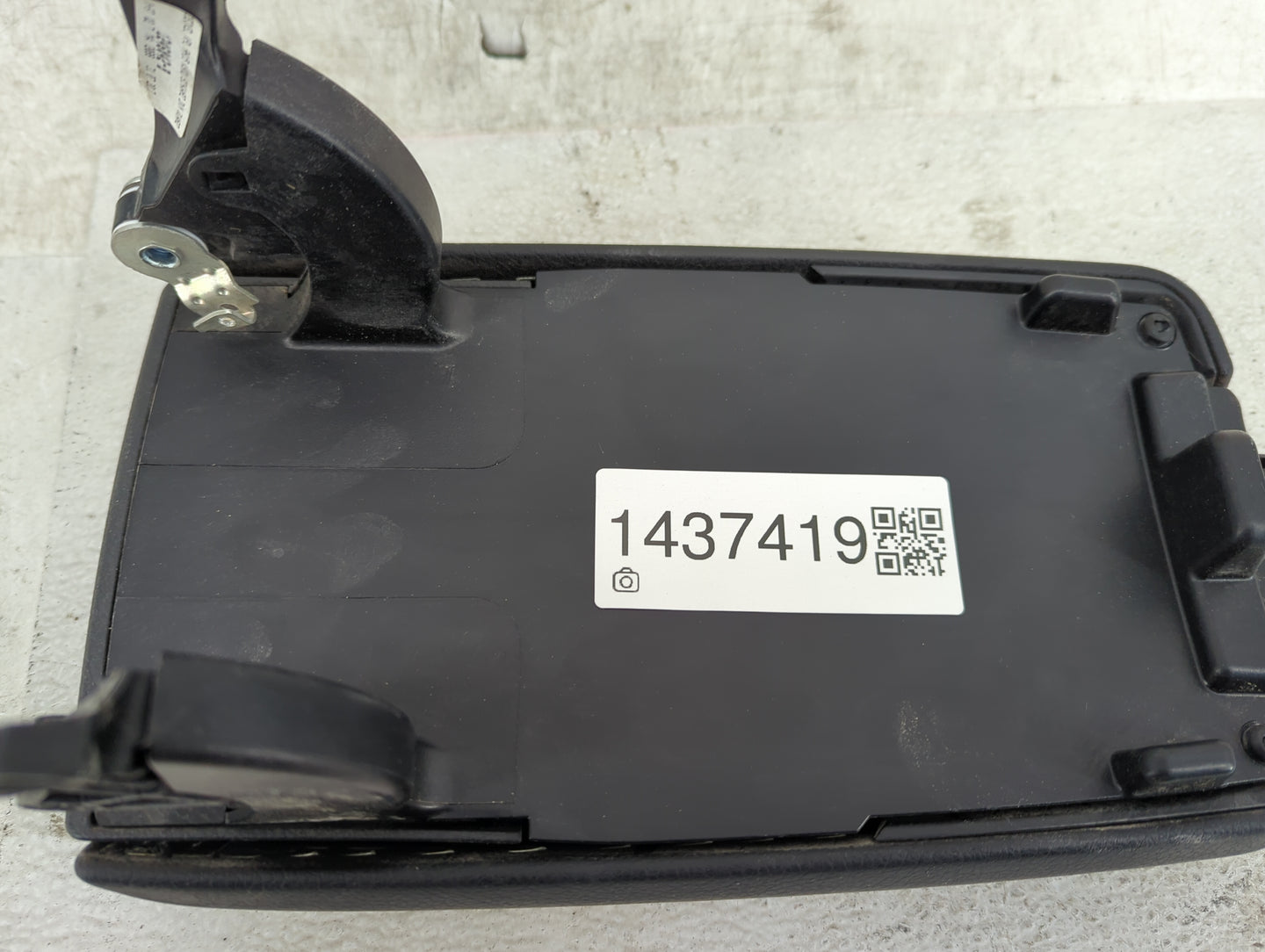 2014 Mercedes-Benz Cla250 Center Console Armrest Cover Lid Fits OEM Used Auto Parts - Oemusedautoparts1.com