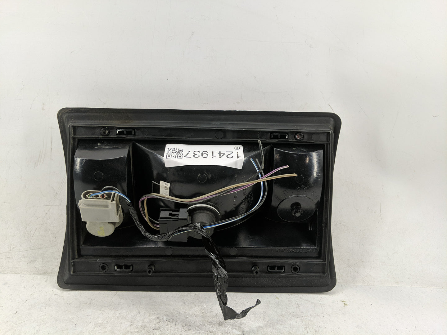 2014 Mercedes-Benz E350 Tail Light Assembly Driver Left OEM P/N:VP9C2X-13441-AA Fits OEM Used Auto Parts - Oemusedautoparts1