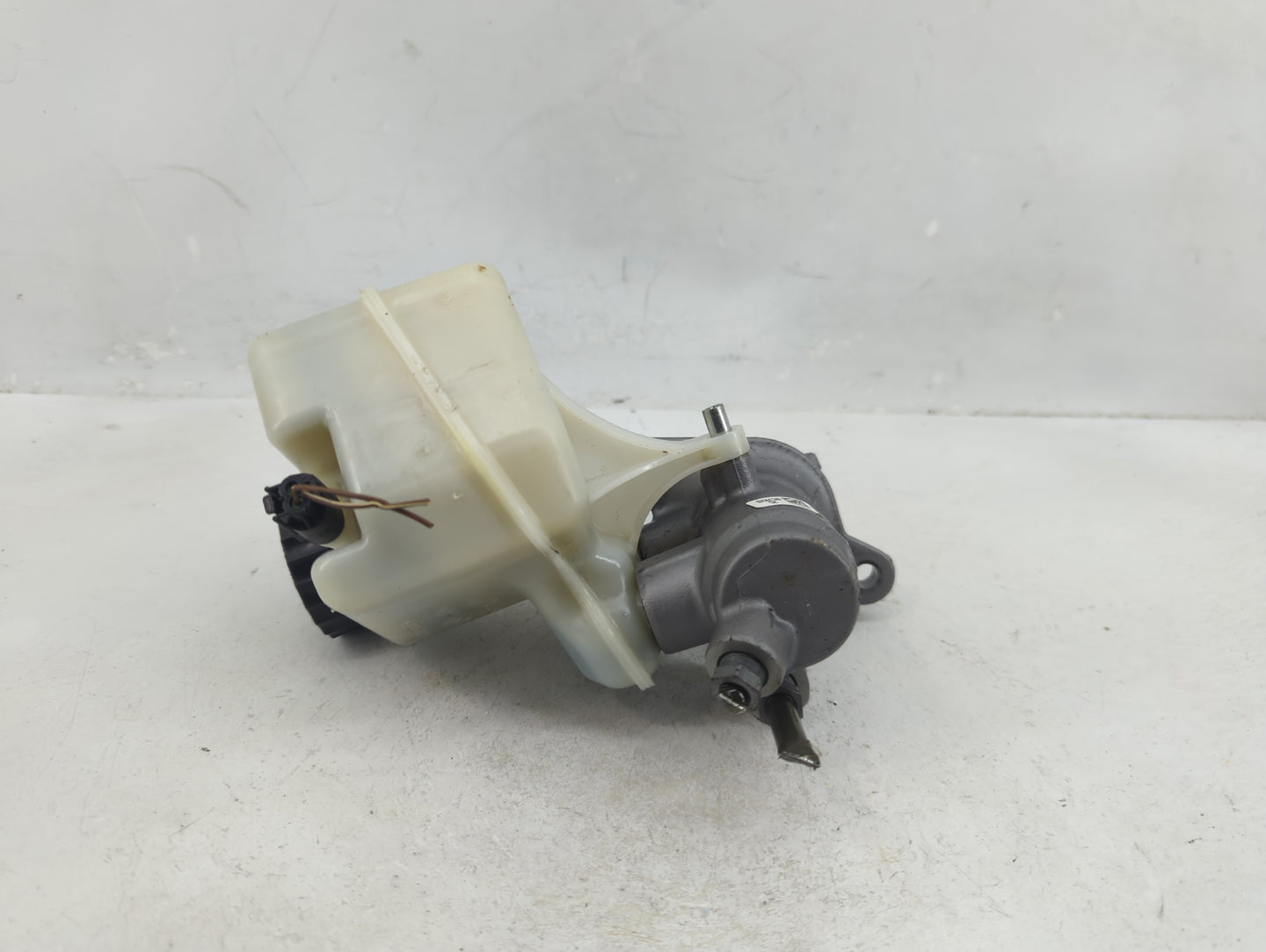 2014-2016 Mercedes-benz E350 Brake Master Cylinder - Oemusedautoparts1.com