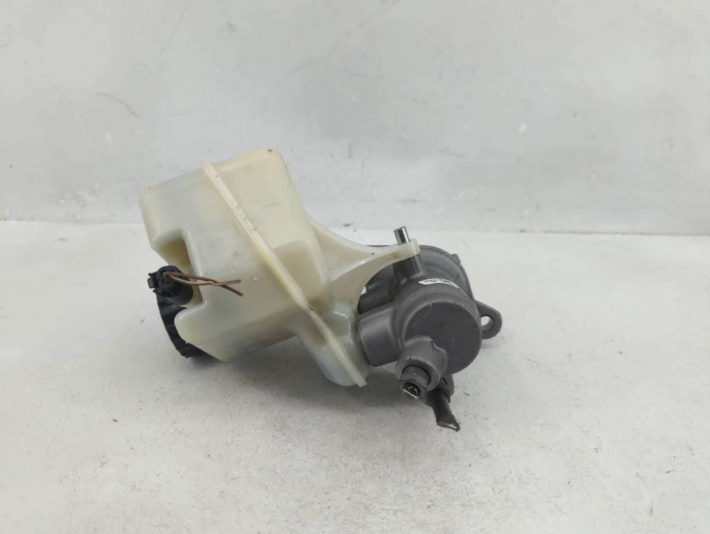 2014-2016 Mercedes-benz E350 Brake Master Cylinder - Oemusedautoparts1.com