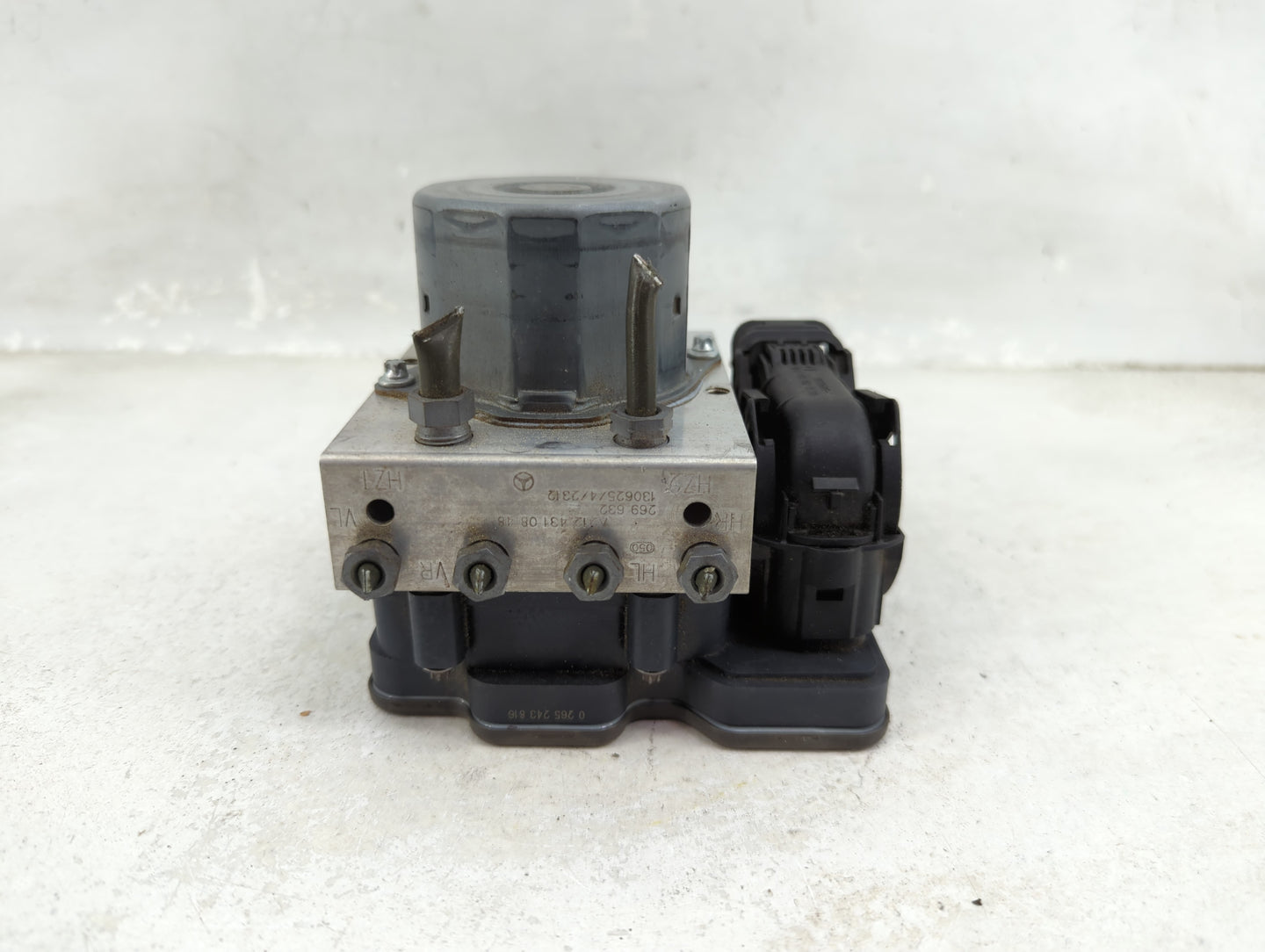 2014 Mercedes-Benz E350 ABS Pump Control Module Replacement P/N:A212 431 08 48 Fits OEM Used Auto Parts - Oemusedautoparts1.