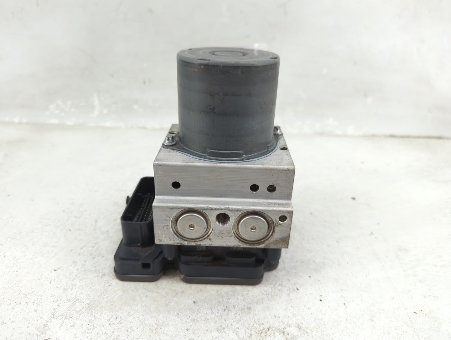 2014 Mercedes-Benz E350 ABS Pump Control Module Replacement P/N:A212 431 10 48 269 554 Fits OEM Used Auto Parts - Oemusedaut
