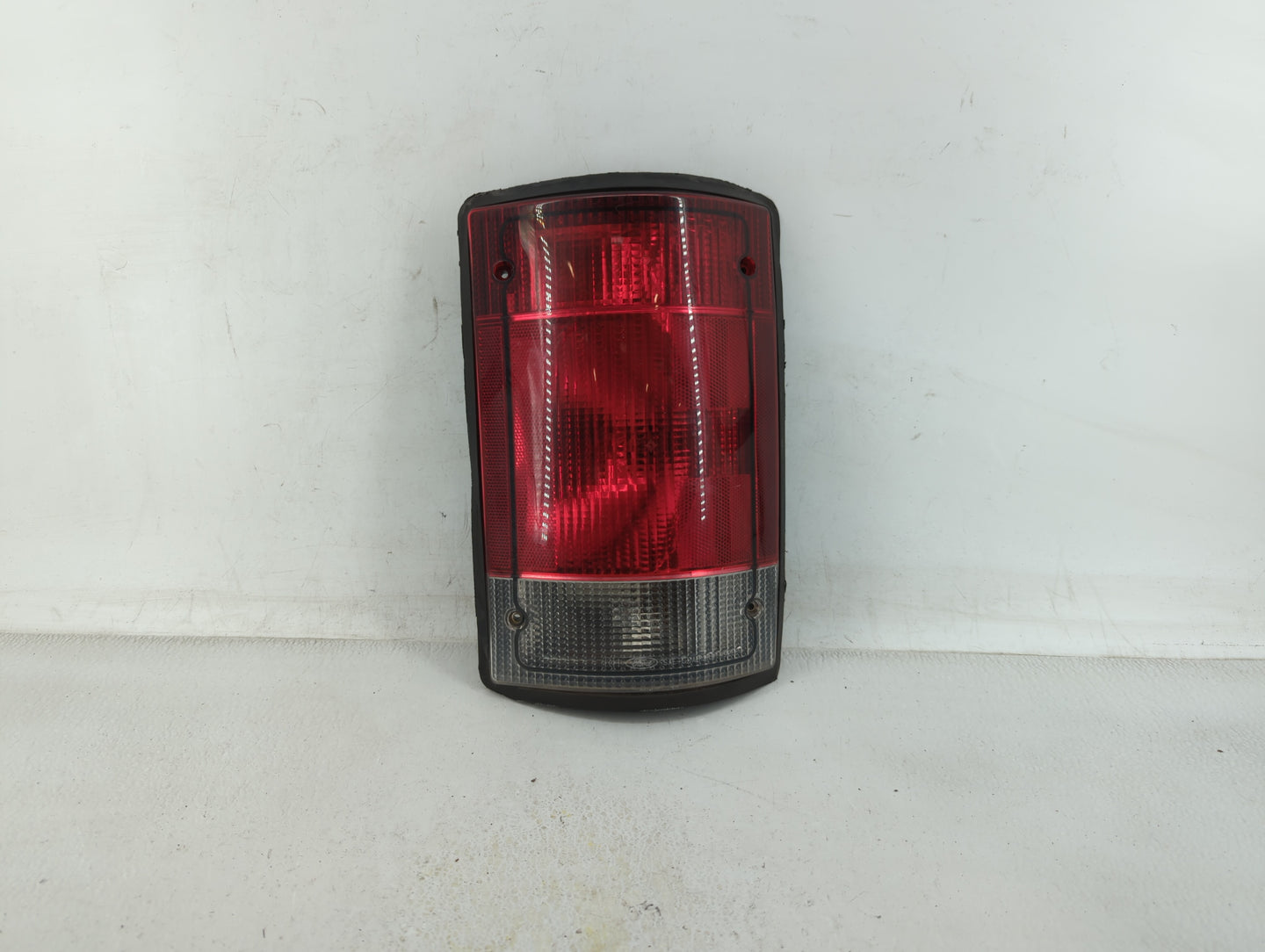 2014 Mercedes-Benz E350 Tail Light Assembly Passenger Right OEM P/N:P9C2X-13440-AA F7UB-13440-AA Fits OEM Used Auto Parts - 
