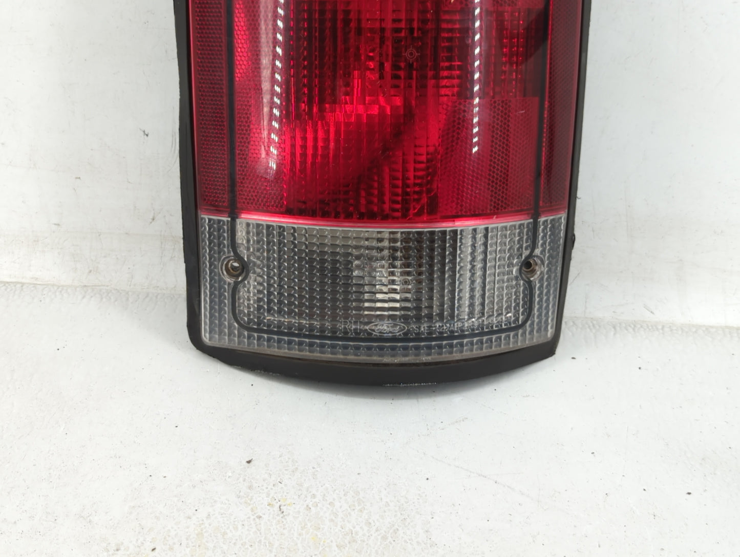 2014 Mercedes-Benz E350 Tail Light Assembly Passenger Right OEM P/N:P9C2X-13440-AA F7UB-13440-AA Fits OEM Used Auto Parts - 
