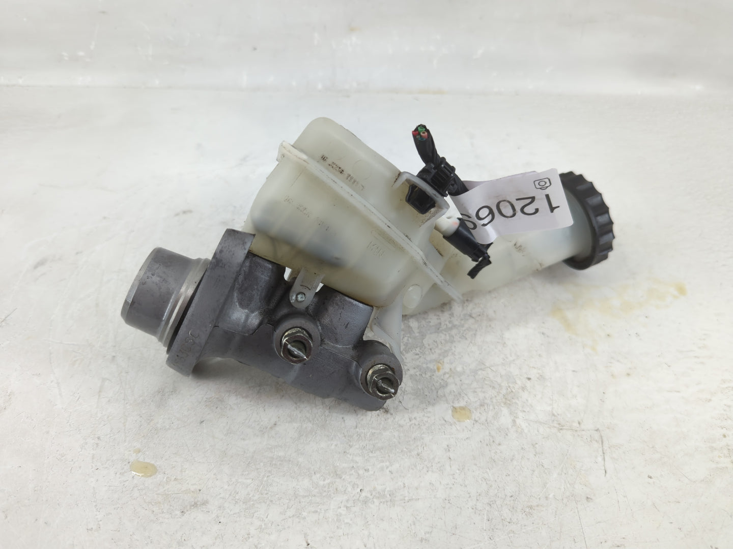 2014-2016 Mitsubishi Outlander Brake Master Cylinder - Oemusedautoparts1.com