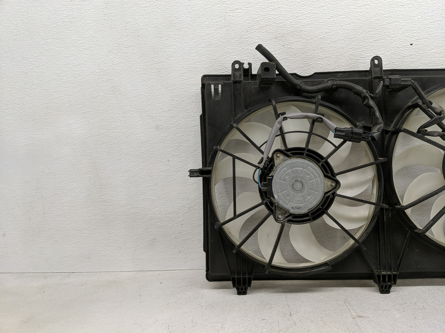 2014-2016 Mitsubishi Outlander Electric Radiator Cooling Fan Motor Assembly Fits Fits 2014 2015 2016 OEM Used Auto Parts - O