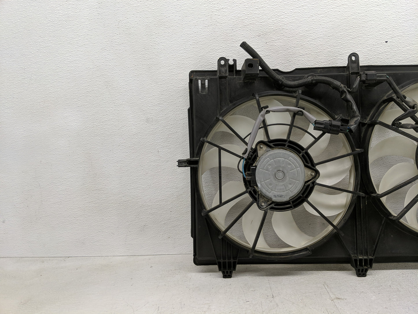 2014-2016 Mitsubishi Outlander Electric Radiator Cooling Fan Motor Assembly Fits Fits 2014 2015 2016 OEM Used Auto Parts - O