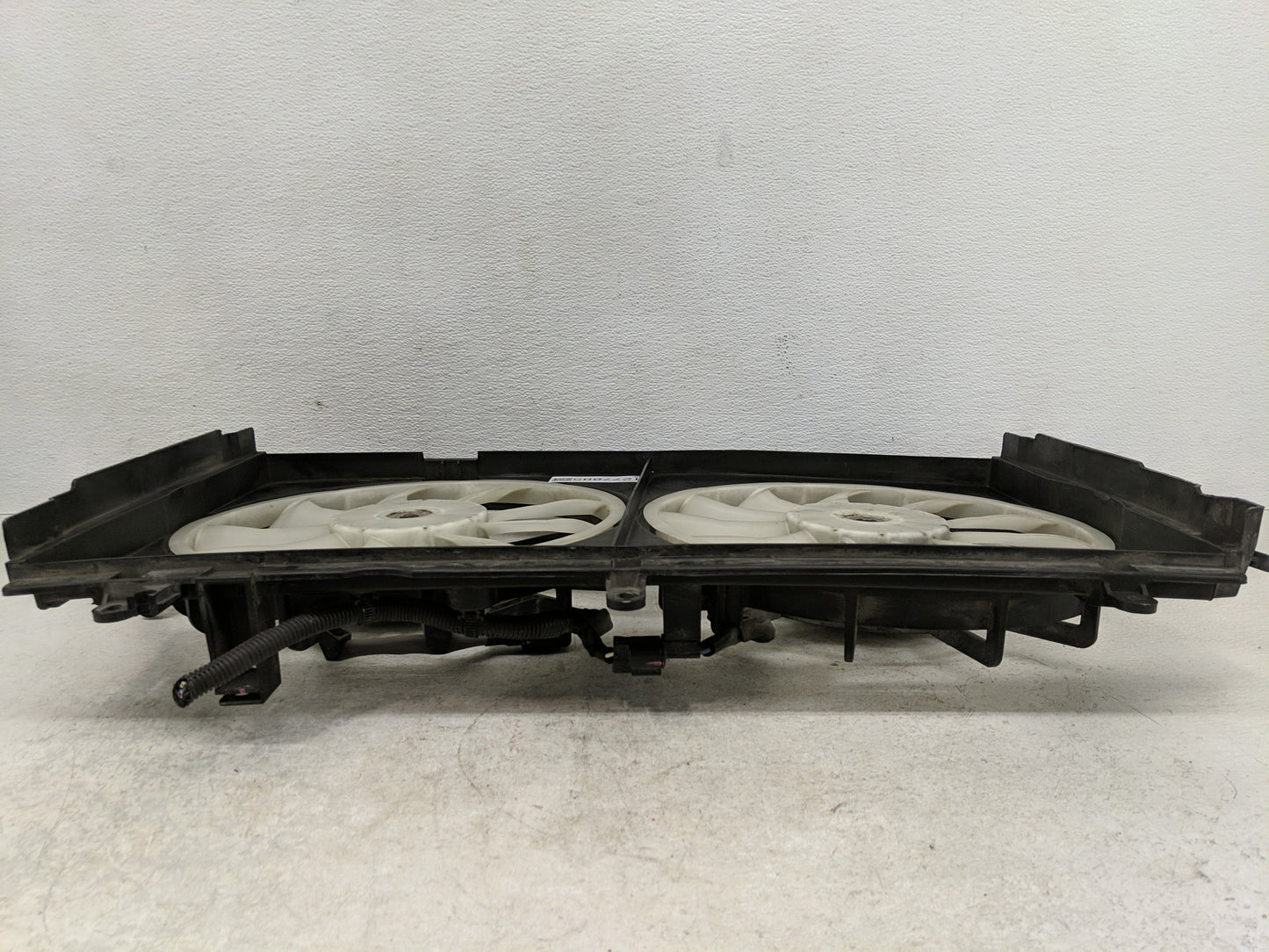 2014-2016 Mitsubishi Outlander Electric Radiator Cooling Fan Motor Assembly Fits Fits 2014 2015 2016 OEM Used Auto Parts - O