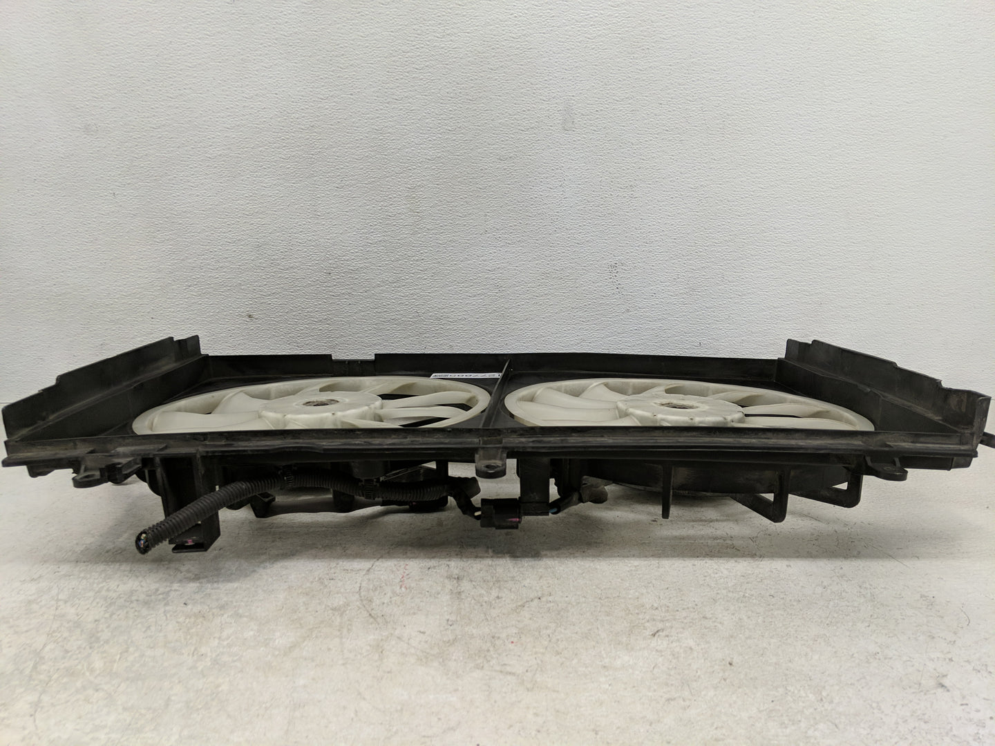 2014-2016 Mitsubishi Outlander Electric Radiator Cooling Fan Motor Assembly Fits Fits 2014 2015 2016 OEM Used Auto Parts - O