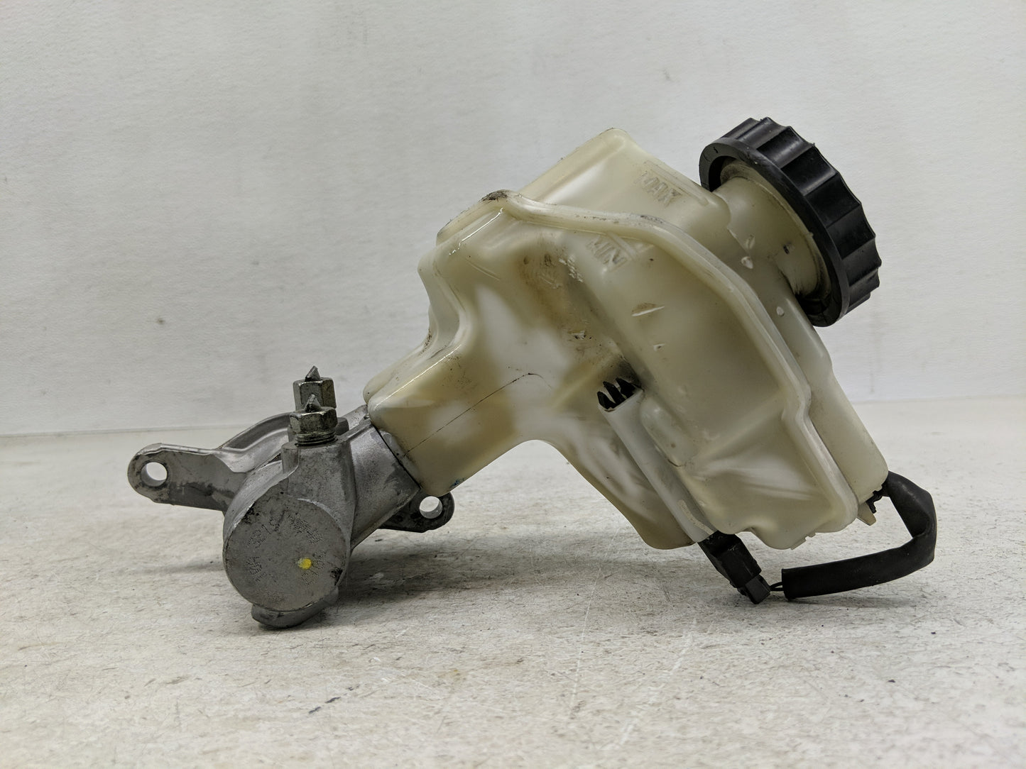 2013-2018 Nissan Altima Brake Master Cylinder 1276210 - Oemusedautoparts1.com