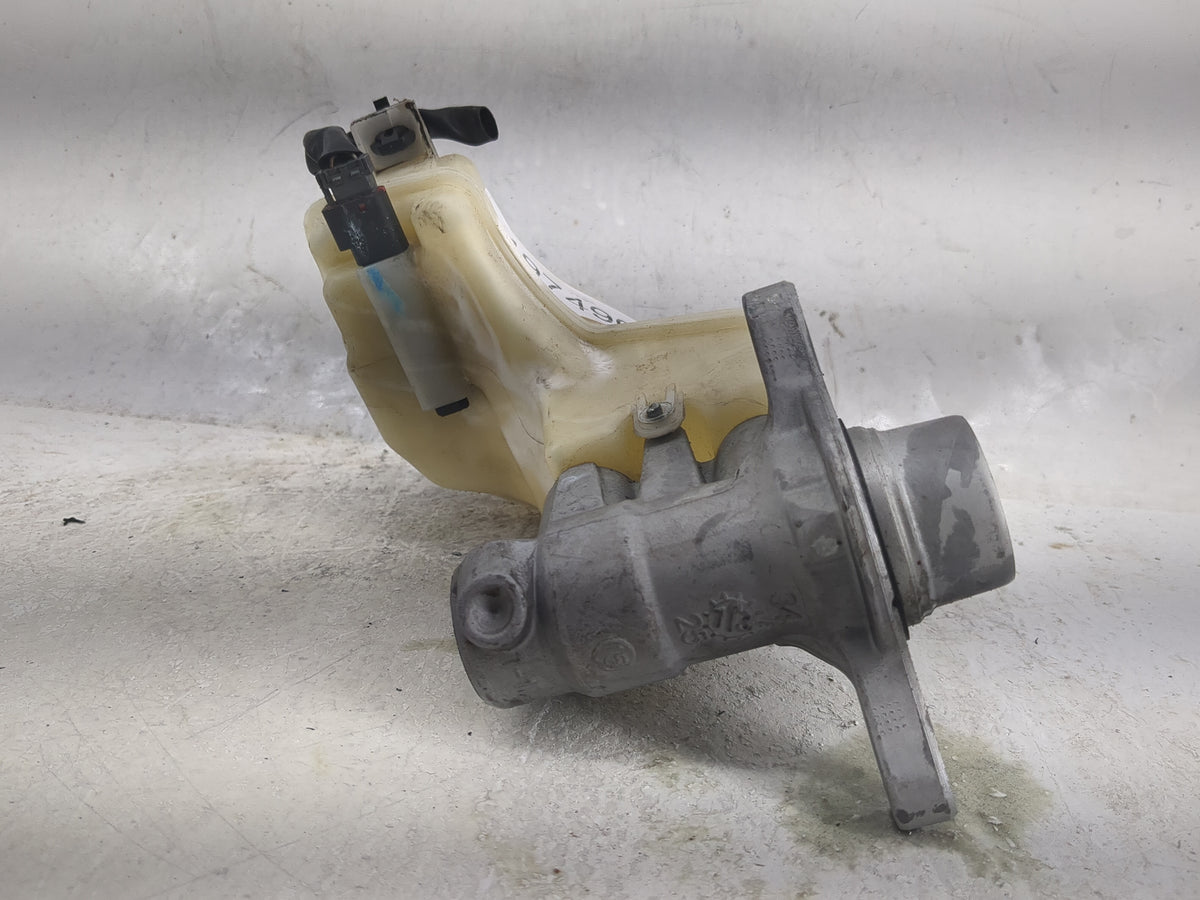 2013-2018 Nissan Altima Brake Master Cylinder 1497496 - Oemusedautoparts1.com