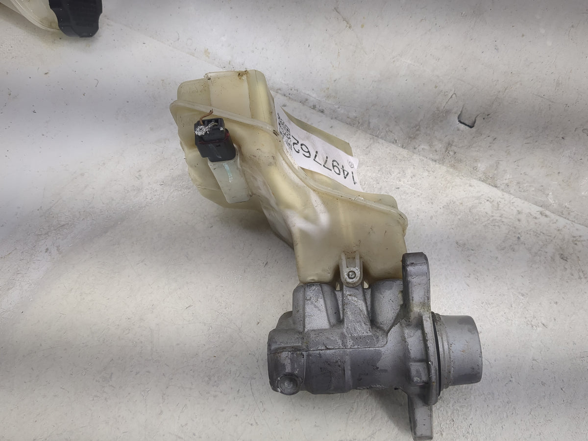 2013-2018 Nissan Altima Brake Master Cylinder 1497762 - Oemusedautoparts1.com