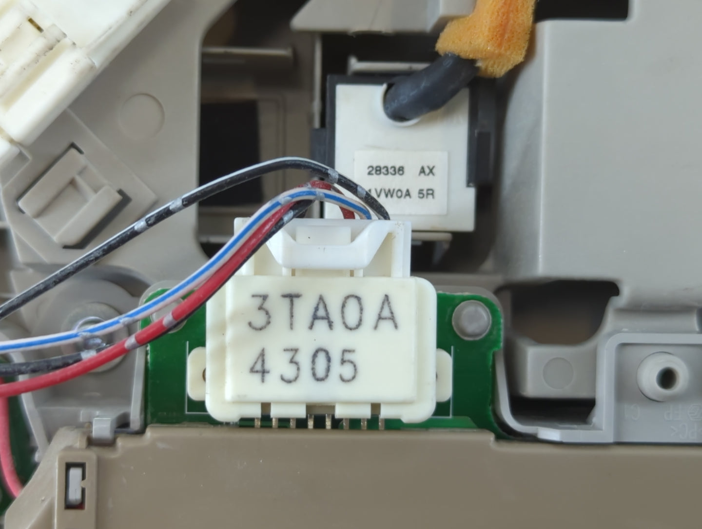 2014 Nissan Altima Overhead Roof Console - Oemusedautoparts1.com