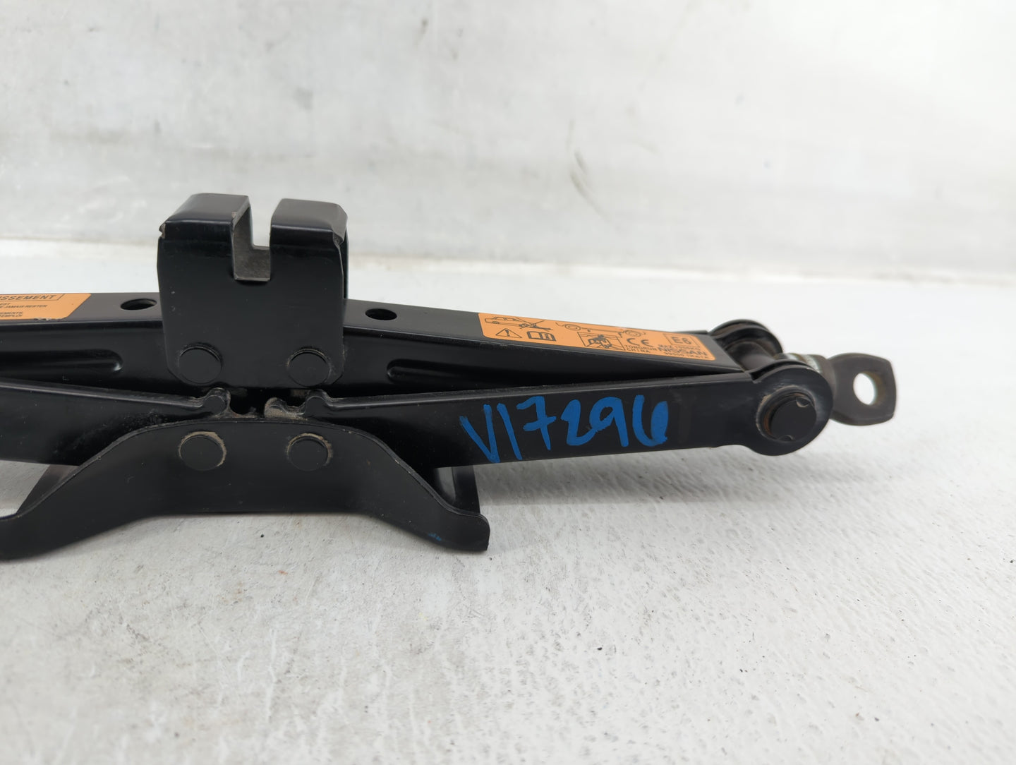 2014 Nissan Juke Spare Scissor Car Jack 548109 - Oemusedautoparts1.com