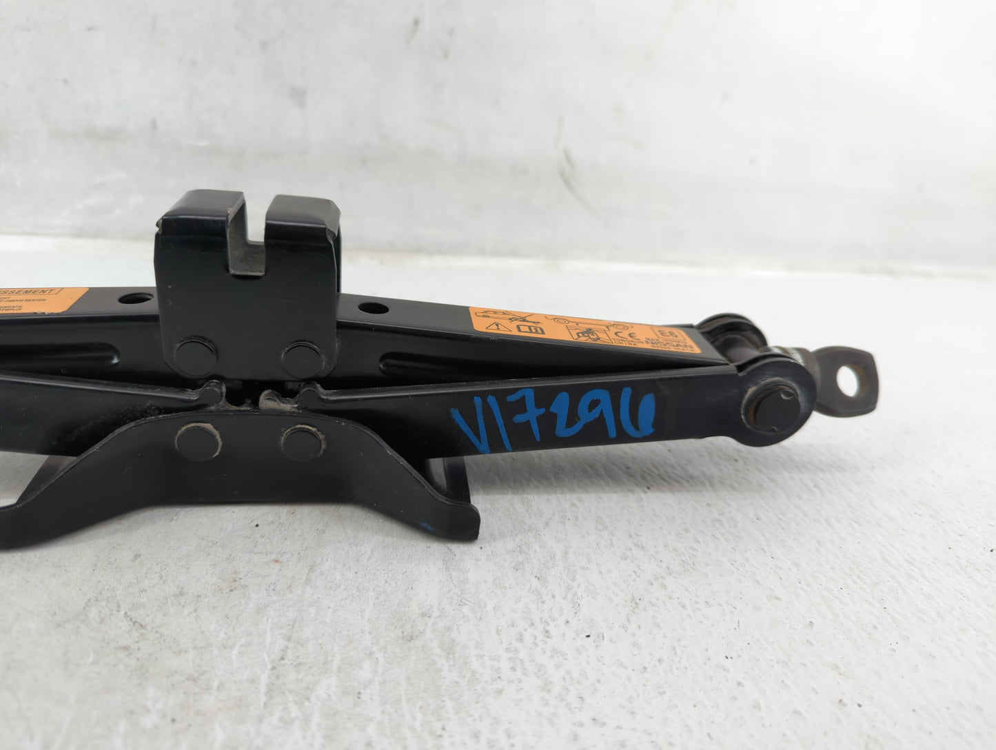 2014 Nissan Juke Spare Scissor Car Jack 548109 - Oemusedautoparts1.com