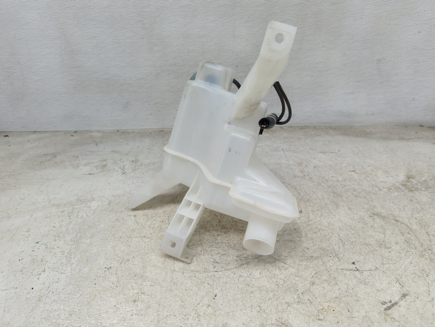 2013-2017 Nissan Leaf Windshield Washer Fluid Reservoir Bottle Oem - Oemusedautoparts1.com