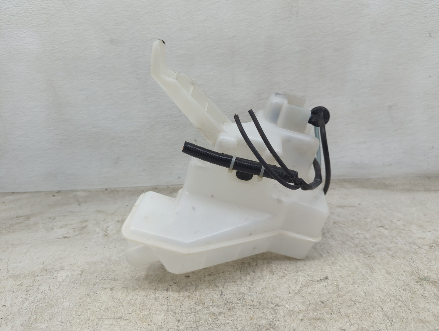 2013-2017 Nissan Leaf Windshield Washer Fluid Reservoir Bottle Oem - Oemusedautoparts1.com