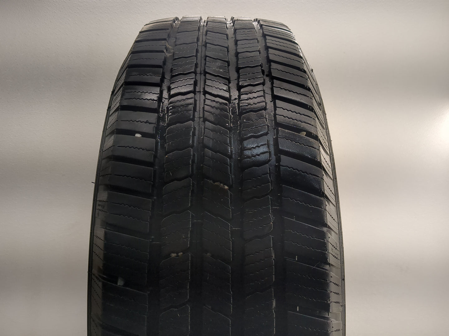 Used Tire 235/65R18 MICHELIN DEFENDER LTX M/S 106T - Tread Depth 11.5/32 - Oemusedautoparts1.com