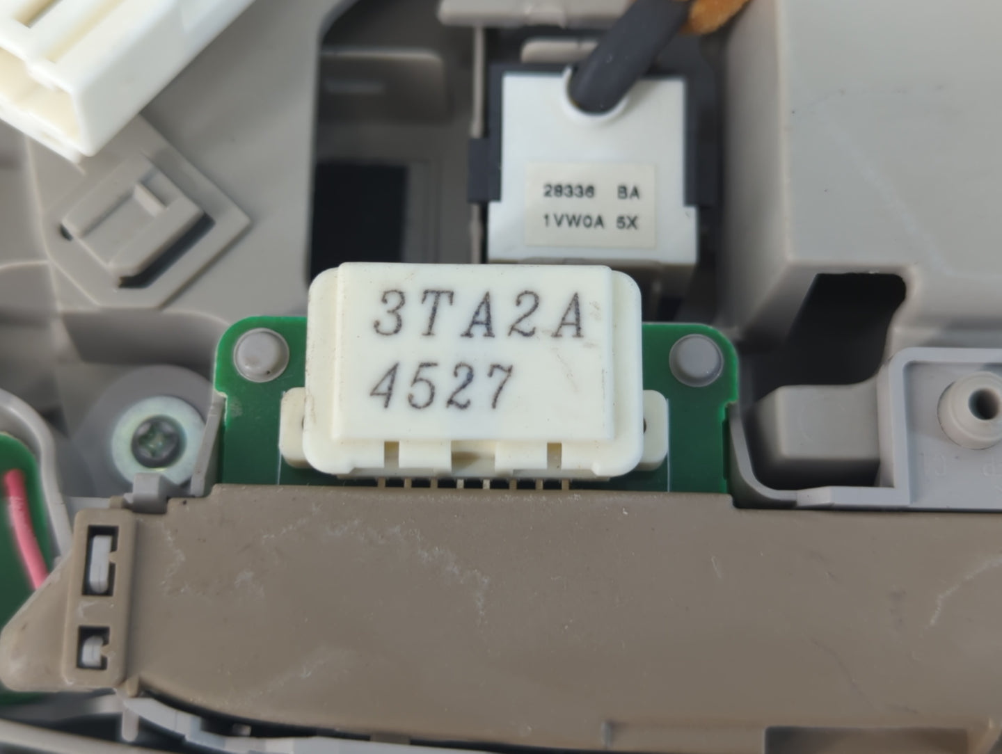 2014 Nissan Pathfinder Overhead Roof Console - Oemusedautoparts1.com