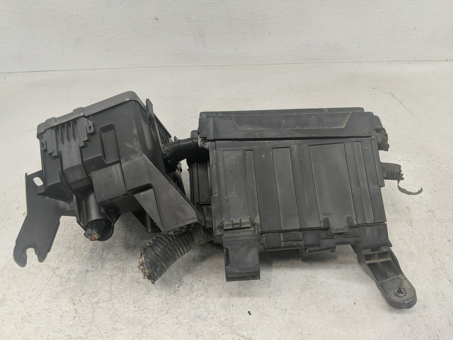 2014 Nissan Pathfinder Fusebox Fuse Box Panel Relay Module Fits OEM Used Auto Parts - Oemusedautoparts1.com