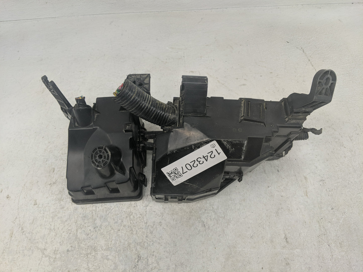 2014 Nissan Pathfinder Fusebox Fuse Box Panel Relay Module Fits OEM Used Auto Parts - Oemusedautoparts1.com